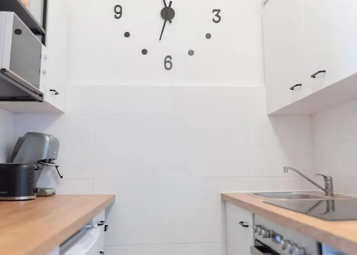Marvelous 2-bedroom Near Hauptbahnhof Appartamento *